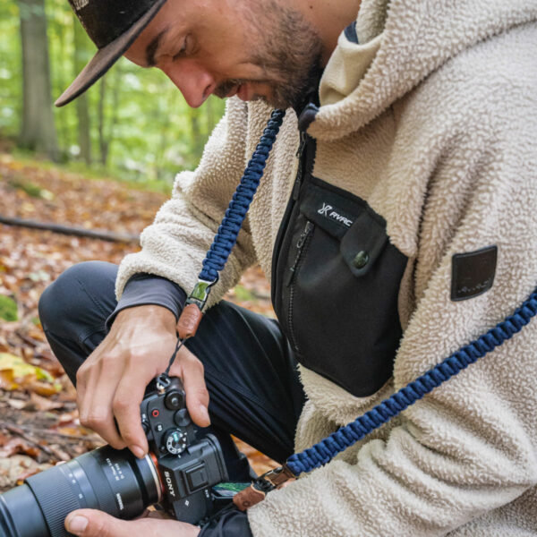 Aufgrund der verschiedenen Größen den C-Rope Kameragurts The Traveler besitzt du genügend Bewegungsfreiheit beim Fotografieren