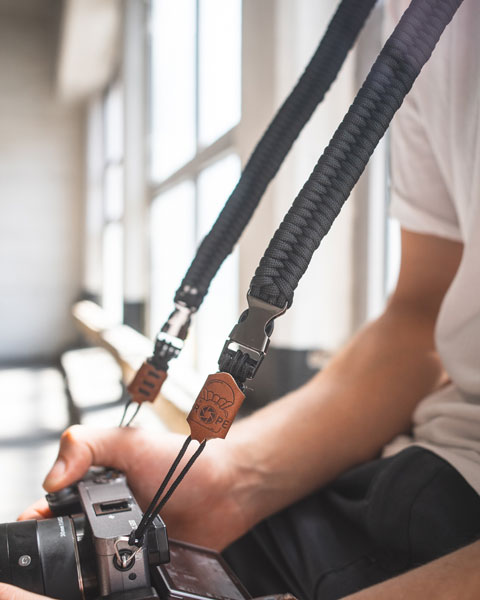 Kamera Gurt aus Paracord Seil mit Click Schnellverschluss in schwarz mit Leder Batch für Sony Nikon Canon