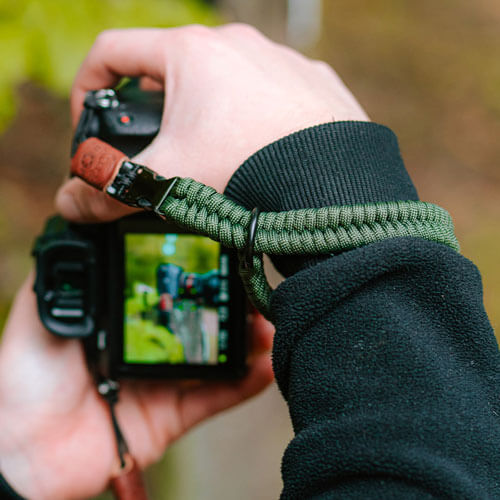 Die grüne C-Rope Kamerazubehör Handschlaufe kann man ideal an seiner Kamera befestigen, um sie sich dann als Handgelenk Band anzulegen.