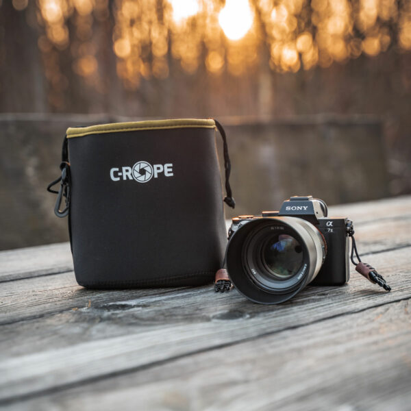 Die C-Rope Fototasche als Kamera Beutel aus Neopren bietet Schutz für Deine Kamera und deinen Akku. So kannst du jeden Rucksack zum Kamerarucksack machen