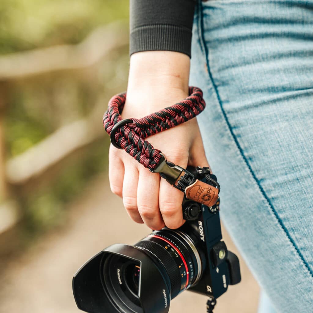 HAOQUOOU Kamera Handschlaufe Tarnrot – Schnell Lösbar, Für Spiegellose & DSLR Kameras, Robustes Nylon
