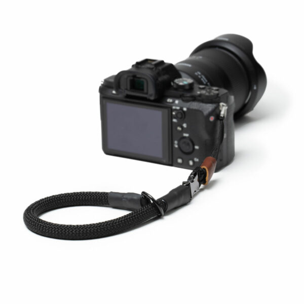 Hier sieht man eine Kamera mit der C-Rope Kamera Handschlaufe in der Farbe Silent Black.