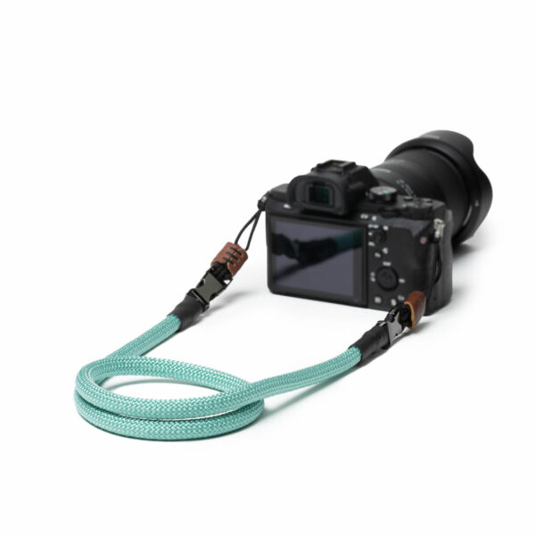 Das Bild zeigt den Kamera Gurt aus Kletterseil in der Farbe Mighty Mint, befestigt an einer Kamera.