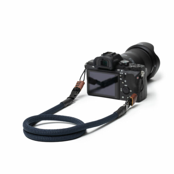 Das Bild zeigt den Kamera Gurt aus Kletterseil in der Farbe Navy Blue, befestigt an einer Kamera.