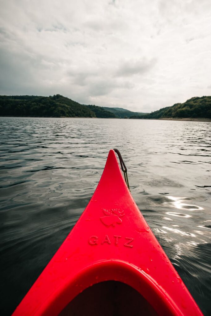 Rotes Kayak auf der Kayaktour auf dem See, Drittelregel angewendet