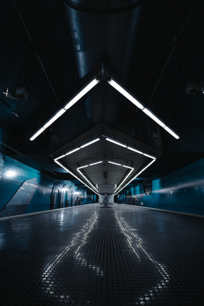 Spiegelsymmetrie angewendet in der U-Bahn