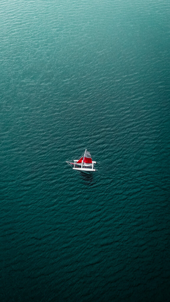Minimalismus angewendet bei einem Segelboot auf dem Meer, Drohnenfoto