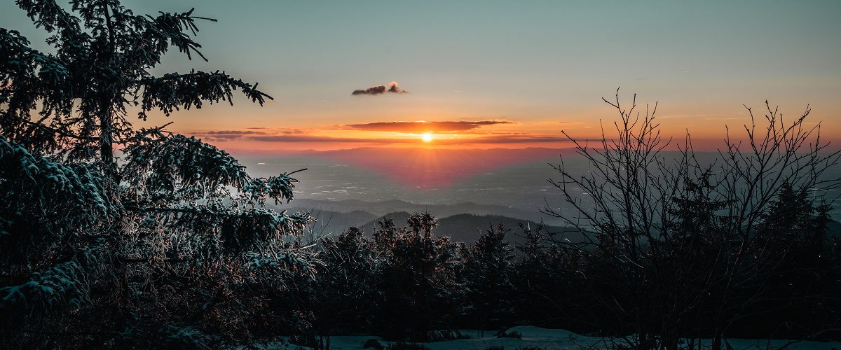 Beitragsbild Sonnenuntergang im Schnee, Beitrag Bildbearbeitung Staubflecken, Schärfe und Rauschreduzierung