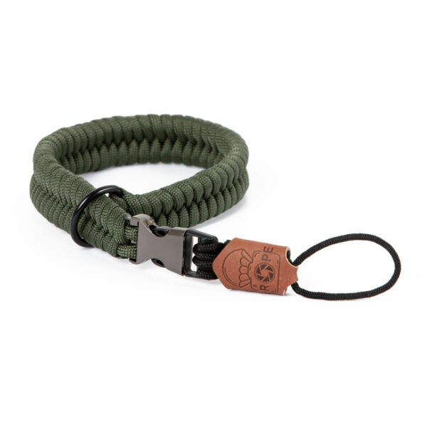 Abgebildet ist die C-Rope Kamera Handschlaufe The Claw aus Paracord in der Farbe Military Olive