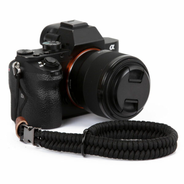 C-Rope Kamera Handschlaufe aus handgeflochtenem Paracord Seil mit Schnellverschluss in schwarz mit Sony Kamera