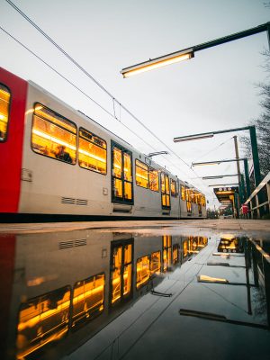 Kölner Stadtbahn die sich in einer Pütze spiegelt, aufgenommen mit dem C-Rope Kamerazubehör